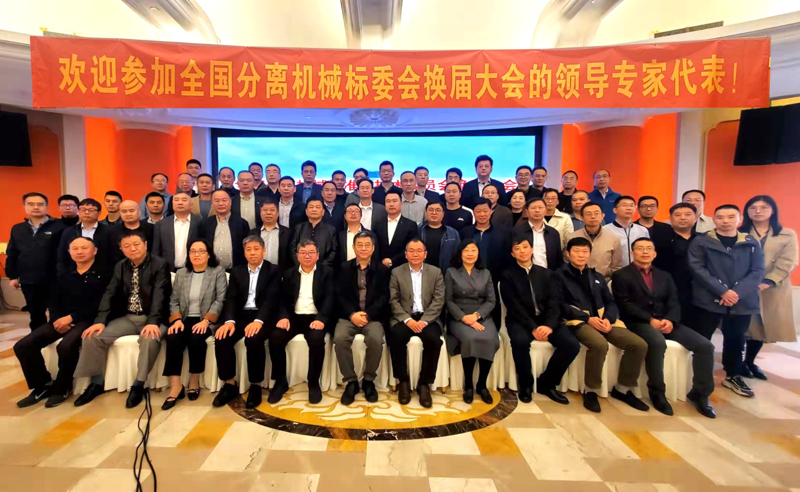 英国365集团官网会换届会议 合影.jpg